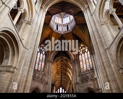 Guardando verso la Lanterna, la caratteristica più famosa della Cattedrale di Ely in Ely, Cambridgeshire, Regno Unito, che vetrate, risale al 1083. Foto Stock