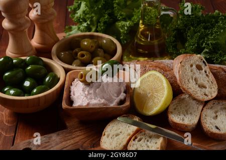 Taramosalata Greek Spread Paste (Pate) fatto di pesce macinato, gamberi e caviale, servito con limone. Pesce uovo Paste Tarama (bianco e rosa), popolare è Foto Stock