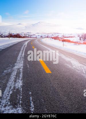 Tipici norvegesi strada in inverno Foto Stock