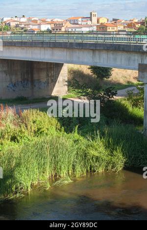 Ponte di Jerte vicino alla città di Carcaboso, una delle fermate sulla Via d'Argento. Extremadura, Spagna Foto Stock