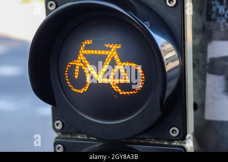 Semafori verdi e rossi per pedoni e biciclette trovate In Kiel Germania Foto Stock