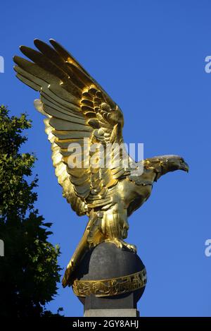 Londra, Inghilterra, Regno Unito. Royal Air Force Memorial - memoriale ufficiale della RAF e servizi correlati. Whitehall passi sul Victoria Embankment - dorato Foto Stock