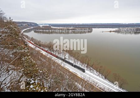 Treni che corrono lungo la Great River Road vicino a Savanna, Illinois Foto Stock