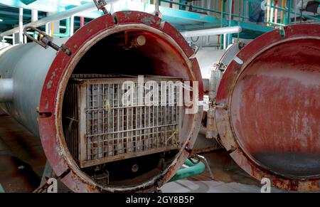 Macchina ad alta pressione o ad alta pressione idrostatica per prodotti alimentari. Serbatoio di metallo in fabbrica di produzione alimentare. Conservazione del cibo da pasteur Foto Stock