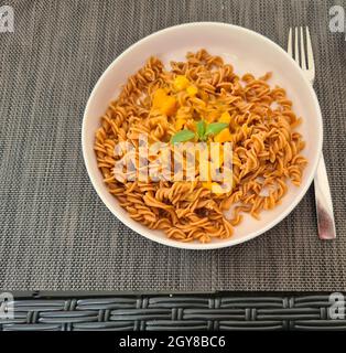 Tagliatelle con gamberi e pomodori Foto Stock