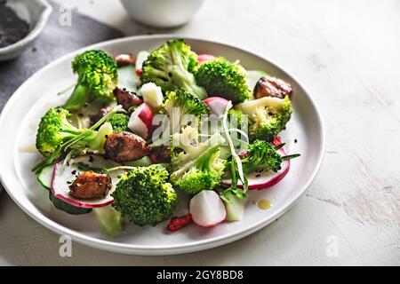 Broccoli Rafano e insalata di germogli di gloria al mattino con aglio all'aceto balsamico e bacca di Goji con salsa di butterChili di arachidi Foto Stock