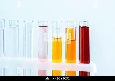 Vetreria da laboratorio diversa con liquidi colorati in primo piano Foto Stock
