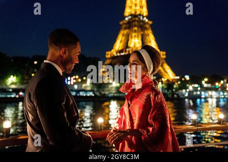 Lucien Laviscount, Lily Collins, 'Emily a Parigi' Stagione 2 (2021). Photo credit: Stephanie Branchu / Netflix / The Hollywood Archive Foto Stock