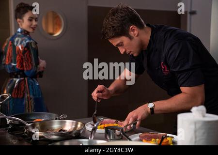 Lily Collins, Lucas Bravo, 'Emily in Paris' Stagione 2 (2021). Photo credit: Stephanie Branchu / Netflix / The Hollywood Archive Foto Stock