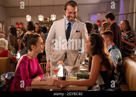 Lily Collins, William Abadie, Ashley Park, 'Emily a Parigi' Stagione 2 (2021). Photo credit: Stephanie Branchu / Netflix / The Hollywood Archive Foto Stock