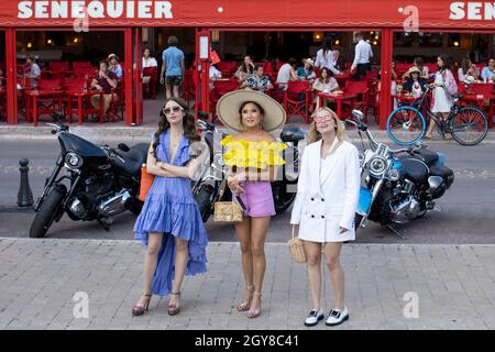 Lily Collins, Ashley Park, Camille Razat, 'Emily a Parigi' Stagione 2 (2021). Photo credit: Carole Bethuel / Netflix / The Hollywood Archive Foto Stock