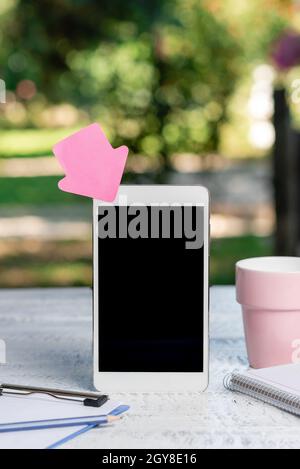 Fotografia astratta per smartphone all'aperto, visualizzazione di un nuovo dispositivo Foto Stock