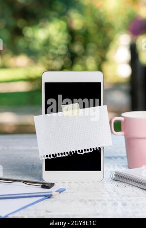 Fotografia astratta per smartphone all'aperto, visualizzazione di un nuovo dispositivo Foto Stock