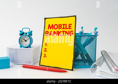 Testo della scrittura Mobile Banking, Business Concept per creare transazioni finanziarie utilizzando gli strumenti di scrittura per la configurazione dello spazio di lavoro Tidy per smartphone Foto Stock