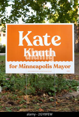 Un cartello politico di quartiere con colori arancio e bianco che approva l'elezione del democratico Kate Knuth per il sindaco di Minneapolis, Minnesota Foto Stock