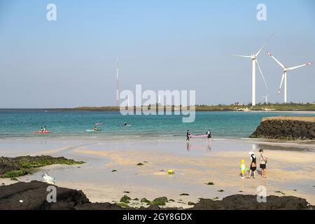 Jeju, Corea del Sud. 6 ottobre 2021. I turisti possono godersi il loro tempo libero alla spiaggia di Gimnyeong a Jeju, Corea del Sud, 6 ottobre 2021. Molti sudcoreani scelgono di avere attività all'aperto come la situazione COVID-19 qui è ancora preoccupante. Credit: Wang Jingqiang/Xinhua/Alamy Live News Foto Stock