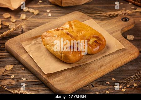 Le tasche di ricotta dolce o il pacchetto di formaggio di Cottage è un tradizionale prodotto di pasticceria ungherese su sfondo di legno Foto Stock