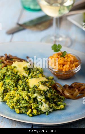 Bavarese spaetzle di spinaci su una piastra Foto Stock