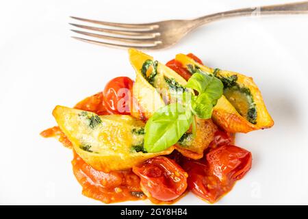 pasta italiana al conchiglino farcita con spinaci Foto Stock