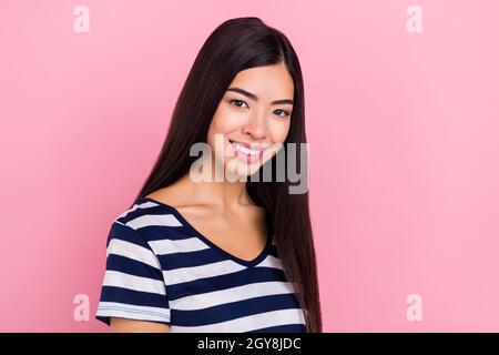 Foto di divertente affascinante giovane donna indossare vestito a righe sorridente isolato colore sfondo rosa Foto Stock