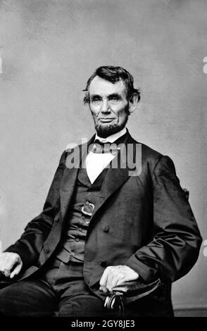 Abraham Lincoln (1809-1865), politico americano, sedicesimo presidente degli Stati Uniti, ritratto seduto a metà lunghezza, Anthony Berger, Mathew Brady Studio, 1864 Foto Stock