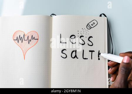 Pressione sanguigna e ipertensione. Mangiare meno sale e dieta a basso contenuto di sodio Foto Stock