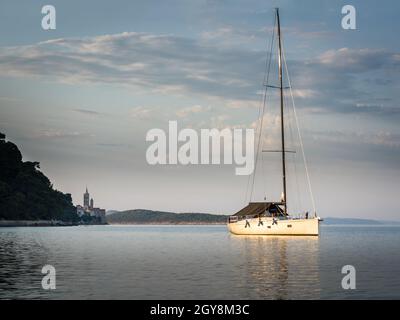 Barca a vela nella baia di Eufemija sull'isola di Rab Croazia Foto Stock