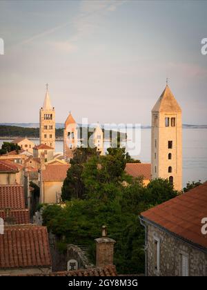 Vista della città di Rab Croazia Foto Stock