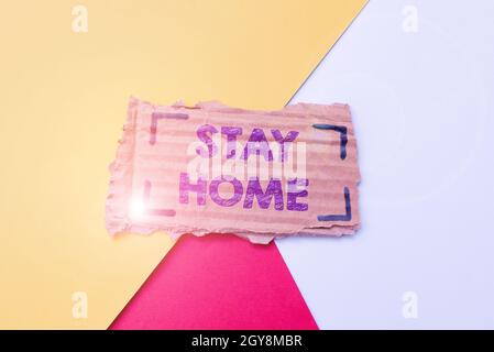 Scrittura visualizzazione testo Stay Home, parola scritto su non uscire per un'attività e rimanere all'interno della casa o casa colorato perpetivo pensiero positivo Foto Stock