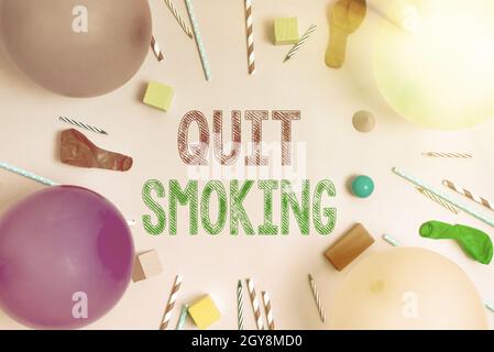 Scrittura di testo di visualizzazione Quit Fumare, Business Concept interruzione o interruzione dell'uso della dipendenza da tabacco colorful Birthday Party Designs Bright C. Foto Stock