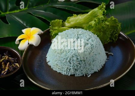 Riso blu fatto da Butterfly Pea flower (ali di maialino asiatiche). Foto Stock