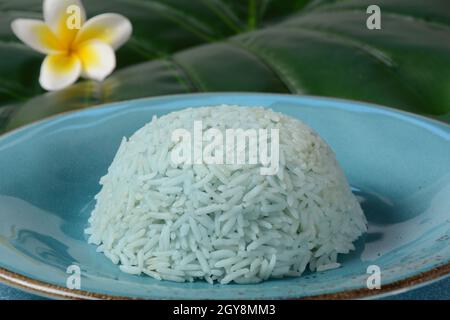 Riso blu fatto da Butterfly Pea flower (ali di maialino asiatiche). Foto Stock