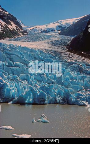 Spettacolare ghiacciaio Bear che esce dal cielo vicino a Stewart, British Columbia, in Canada Foto Stock