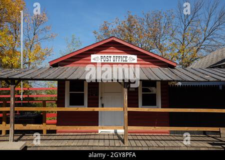 JAMESTOWN, NORTH DAKOTA - 3 Oct 2021: Ufficio postale di Frontier Town su Louis l'Amour Lane. Foto Stock