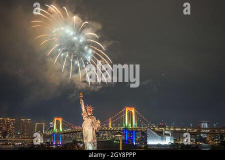 Vista notturna di Tokyo e fuochi d'artificio (Odaiba Arcobaleno fuochi d'artificio 2019). Luogo di ripresa: Area metropolitana di Tokyo Foto Stock