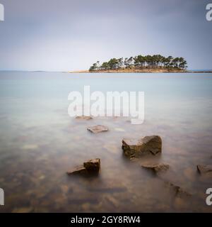 Banjol sull'isola di Rab con sveti Juraj in una lunga esposizione alla sera Foto Stock