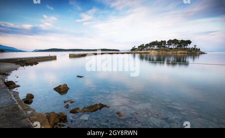 Banjol sull'isola di Rab con sveti Juraj in una lunga esposizione alla sera Foto Stock