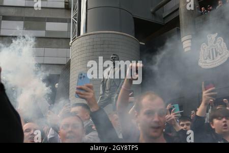 NEWCASTLE UPON TYNE, REGNO UNITO. 7 OTTOBRE Statcue dell'ex United Manager di Newcastle Sir Bobby Robson circondato da fumo a seguito della vendita delle scene del club al St. James's Park, Newcastle, come la notizia di un'acquisizione emerge giovedì 7 ottobre 2021. (Credit: Michael driver | MI News) Credit: MI News & Sport /Alamy Live News Foto Stock