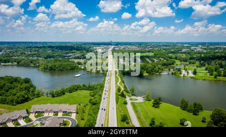 Vista aerea del lago Jacobson Park e Richmond Road a Lexington, Kentucky Foto Stock