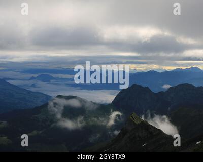 Alba vista dal Monte Brienzer Rothorn. Vista verso Stanserhorn e Lucerna. Nebbia che si solleva lentamente dopo una notte piovosa. Foto Stock