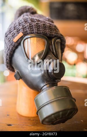 Primo piano di una maschera a gas su un manichino. Foto Stock