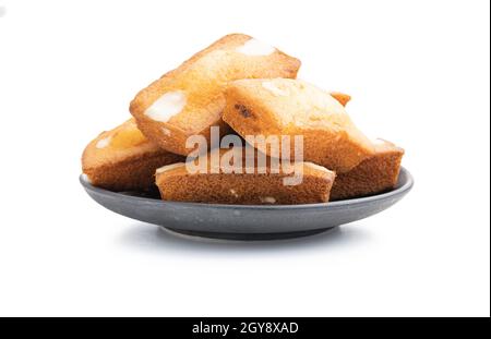 Mini torte di spugna. Dolce dessert alla vaniglia isolato su sfondo bianco. Foto Stock