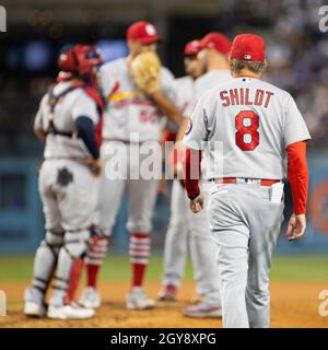 Los Angeles, California, Stati Uniti. 6 ottobre 2021. 2021 National League Wild Card Game - Los Angeles Dodgers vs St. Louis Cardinals al Dodger Stadium di Los Angeles, CA mercoledì 6 ottobre 2021. I Dodgers hanno sconfitto i Cardinali per un punteggio di 3-1. Il manager dei St. Louis Cardinals Mike Shildt si avvicina al tumulo dei lanciatori per parlare con i membri del team durante il gioco della NL Wild Card. PHILLIP KIM (Credit Image: © Phillip Kim/Prensa Internacional via ZUMA Press Wire) Credit: ZUMA Press, Inc./Alamy Live News Foto Stock