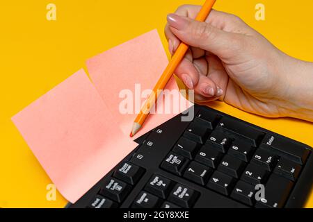 Le mani puntano premendo i tasti della tastiera del computer scrivendo nuove idee. Foto Stock
