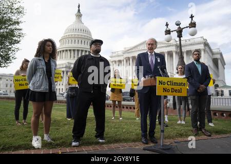 Washington, Stati Uniti. 07 ottobre 2021. Il senatore ed Markey (D-ma) parla durante una conferenza stampa con i sostenitori del movimento Sunrise e Evergreen Action a sostegno delle politiche climatiche nell'agenda Build Back Better al di fuori del Campidoglio degli Stati Uniti a Washington, DC giovedì 7 ottobre 2021. Foto di Sarah Silbiger/UPI Credit: UPI/Alamy Live News Foto Stock