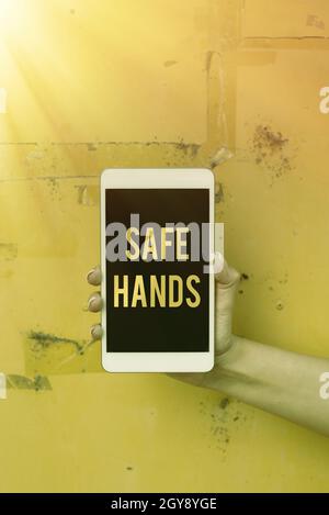 Insegne esposizione mani sicure, Internet Concept garantire la sterilità e la pulizia delle mani per decontaminazione voce e videochiamata Capabilit Foto Stock