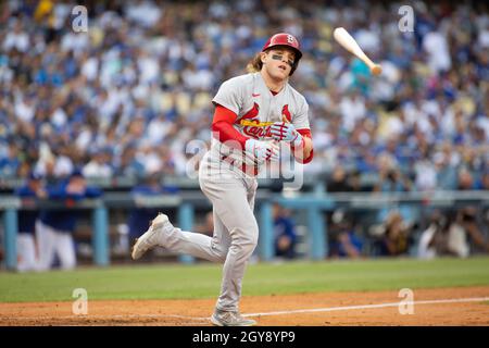 Los Angeles, California, Stati Uniti. 6 ottobre 2021. 2021 National League Wild Card Game - Los Angeles Dodgers vs St. Louis Cardinals al Dodger Stadium di Los Angeles, CA mercoledì 6 ottobre 2021. I Dodgers hanno sconfitto i Cardinali per un punteggio di 3-1. Harrison Bader dei St. Louis Cardinals lancia la mazza dopo che è stato colpito da un campo durante il gioco NL Wild Card. PHILLIP KIM (Credit Image: © Phillip Kim/Prensa Internacional via ZUMA Press Wire) Credit: ZUMA Press, Inc./Alamy Live News Foto Stock