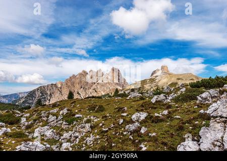 Dolomiti di Sesto. Monte Rudo o Rautkofel, Croda dei Rondoi o Schwalbenkofel (Rondoi-Baranci), Torre dei Scarperi o Schwabenalpenkopf, Italia. Foto Stock