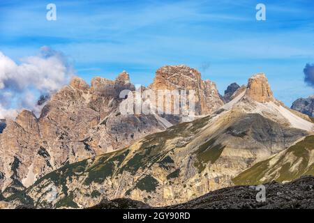 Dolomiti di Sesto, Monte Rudo o Rautkofel, Croda dei Rondoi o Schwalbenkofel (Rondoi-Baranci), Torre dei Scarperi o Schwabenalpenkopf, Italia. Foto Stock