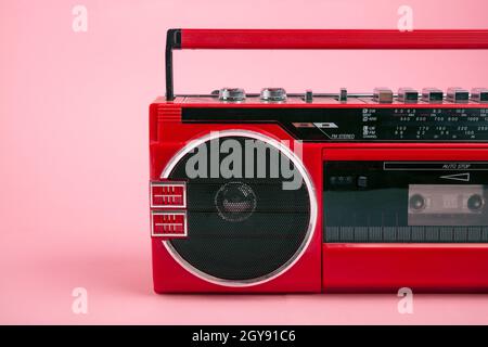 Parte di un lettore di nastri rosso isolato su rosa Foto Stock